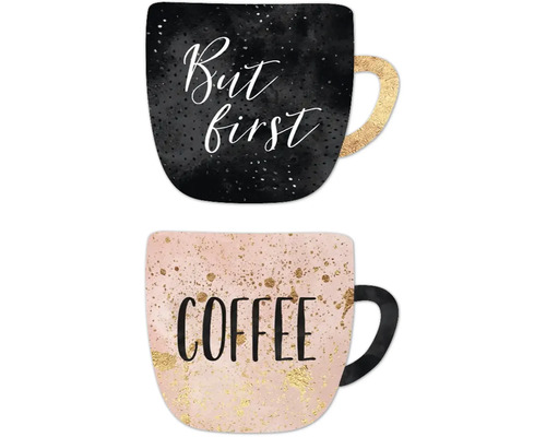 Zwei Kaffeetassen mit den Aufschriften ''But first'' und ''Coffee''.