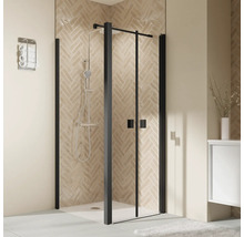 Begehbare Dusche mit schwarzem Rahmen und Duscharmatur in einem hellen Badezimmer.