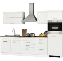 Komplette Küche mit Spüle, Kochfeld, Backofen, Dunstabzugshaube und weißen Schränken