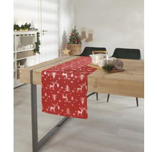Dekorierter Esstisch mit rotem Tischläufer mit Weihnachtsbaum- und Hirschmuster