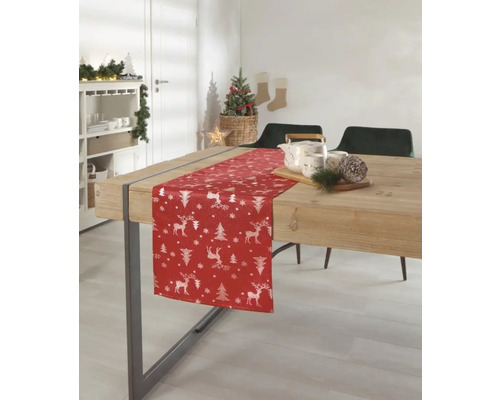 Dekorierter Esstisch mit rotem Tischläufer mit Weihnachtsbaum- und Hirschmuster