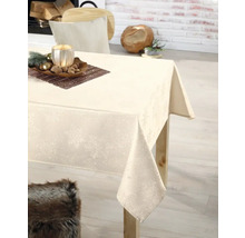 Beige Tischdecke auf einem Holztisch mit dekorativen Gegenständen