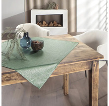 Tischdekoration mit Tischdecke auf Holztisch