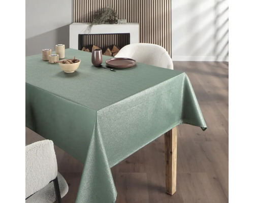 Esstisch mit grüner Tischdecke im Wohnzimmer