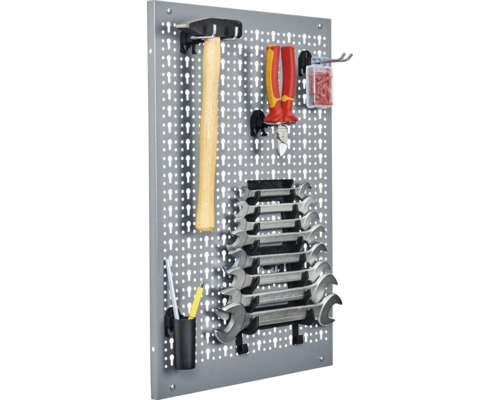 Werkzeugwand mit Hammer, Zange, Schraubenschlüssel und anderem Werkzeug