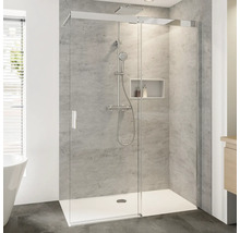 Begehbare Duschkabine mit Brausegarnitur und Ablagefach im Badezimmer