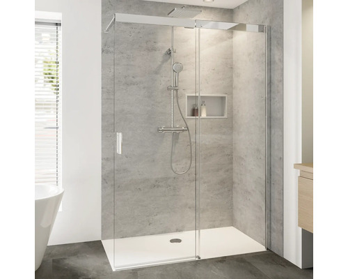 Begehbare Duschkabine mit Brausegarnitur und Ablagefach im Badezimmer