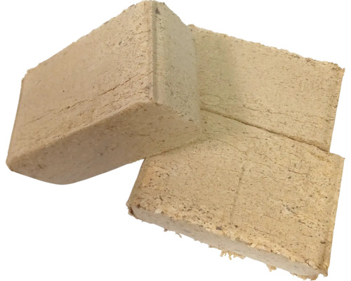 Drei Briketts aus Holzbriketts gestapelt