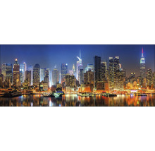 Skyline von New York bei Nacht mit zahlreichen Wolkenkratzern und heller Beleuchtung