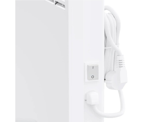 Detailansicht eines Heizkörpers mit Schalter und Stromkabel