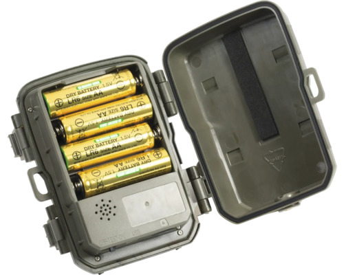 Wildkamera geöffnet mit vier AA Batterien