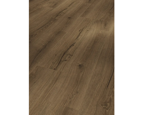Nahaufnahme von Laminatboden mit Holzstruktur.