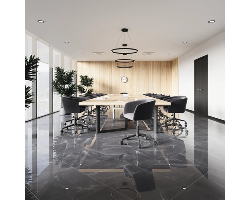 Konferenzraum mit langem Tisch, Bürostühlen und Pflanzen