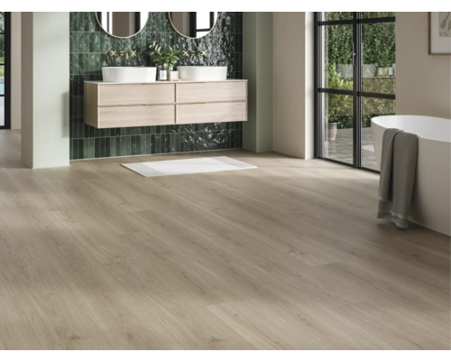 Helles Badezimmer mit Doppelwaschtisch, Spiegeln, Badewanne und Holzboden