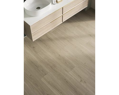 Badezimmer mit hellem Holzfußboden und Waschtisch