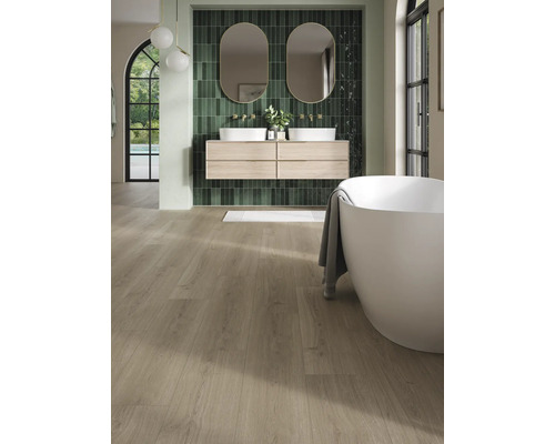 Helles Badezimmer mit Waschtisch, Spiegeln, Badewanne und Holzboden