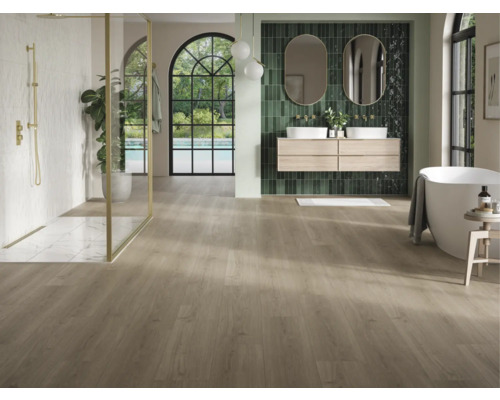 Modernes Badezimmer mit Dusche, Badewanne, Waschtisch und Holzfußboden.