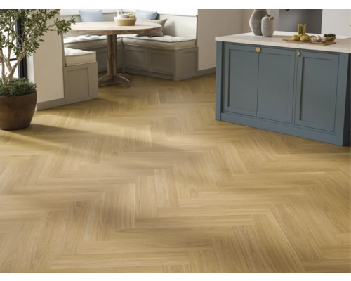 Innenraum mit Fischgrätenmuster Bodenbelag, Küchentisch und Sitzbank