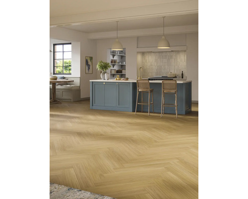 Heller Raum mit Fischgrätparkettboden, Kücheninsel und Sitzgelegenheiten