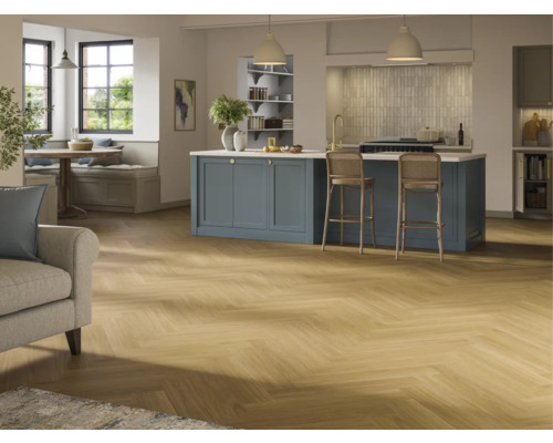 Helle, geräumige Küche mit Fischgrätparkett und Kochinsel