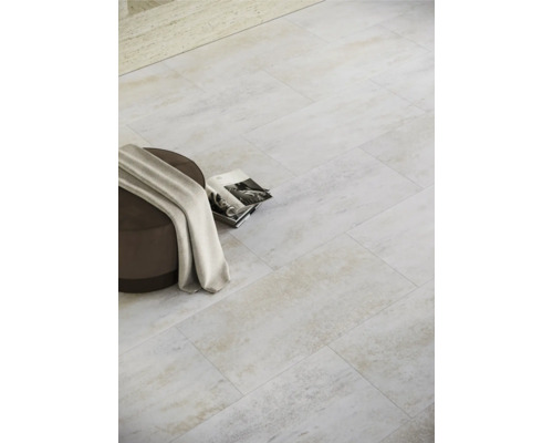 Heller Boden mit Fliesen, Hocker und Zeitschrift