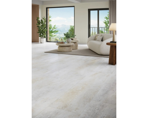 Heller Wohnraum mit Fliesenboden in Steinoptik, Sofa und Pflanzen.