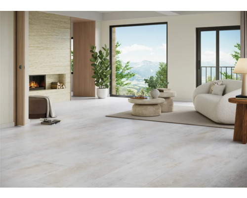 Heller Wohnraum mit Kamin, Sitzgelegenheiten und großen Fenstern mit Blick auf die Berge