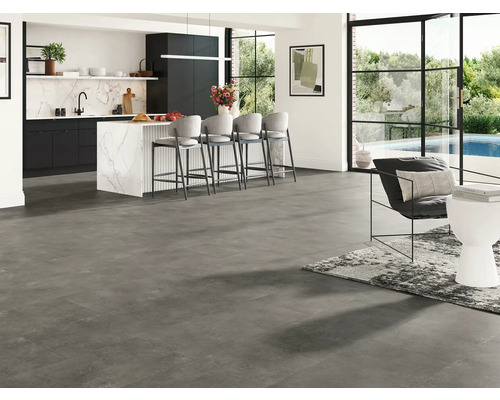 Modernes Interieur mit grauen Fliesen, Kücheninsel und Sitzgelegenheiten