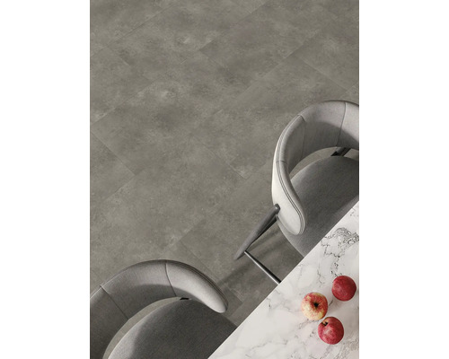 Szene mit Bodenfliesen, Stühlen und Tischplatte