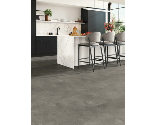 Moderne Küche mit grauem Boden und Kücheninsel mit Barhockern.