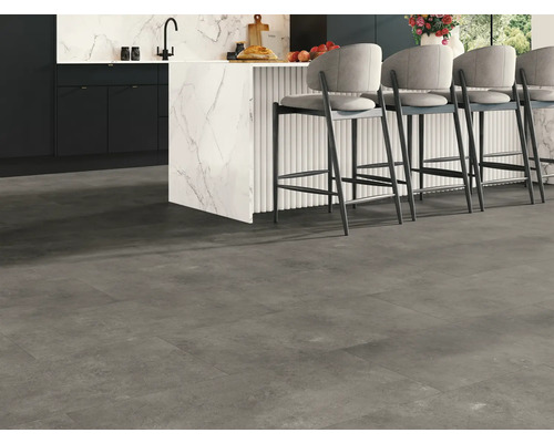 Moderne Küche mit dunklem Bodenfliesenbelag und Barhockern