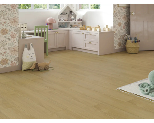 Kinderzimmer mit hellem Holzboden, passenden Möbeln und Spielzeug