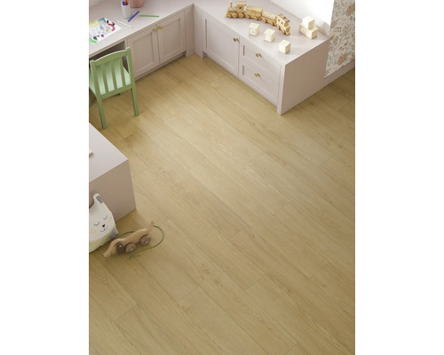 Heller Holzfußboden in einem Kinderzimmer mit Möbeln und Spielzeug.