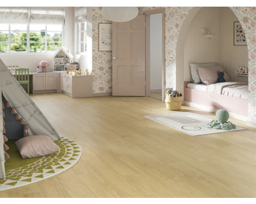 Helles Kinderzimmer mit Spielhaus, Schreibtisch, Bett und Holzboden