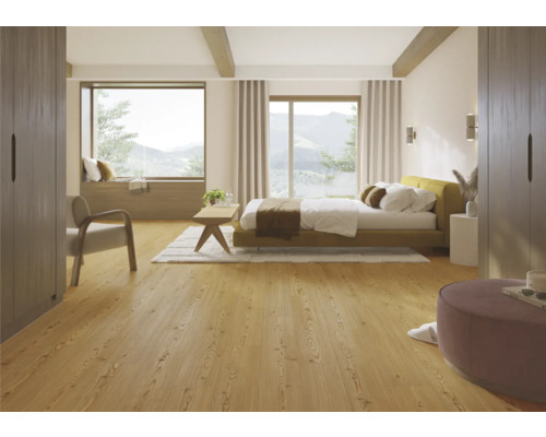 Schlafzimmer mit Holzboden, Bett und Fenster