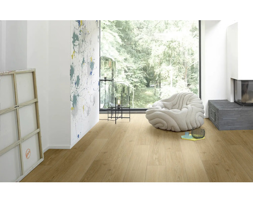 Heller Holzboden in einem Wohnzimmer mit Sessel, Lampe und Kamin