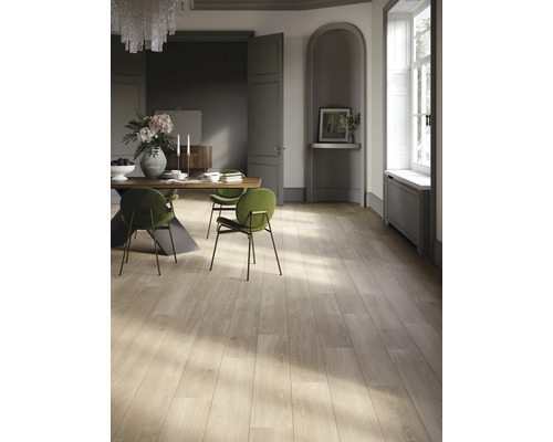 Heller Holzboden in einem Esszimmer mit Tisch und Stühlen