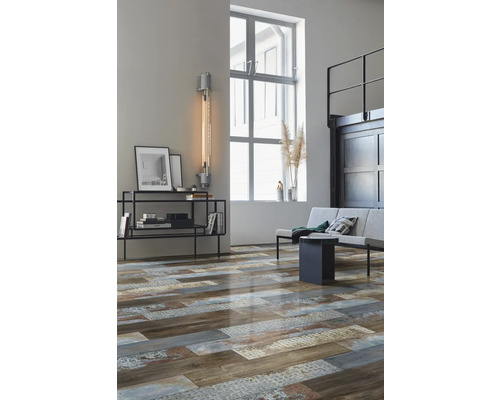 Wohnzimmer mit Regalen, Lampe, Sofa und Bodenbelag in Holzoptik