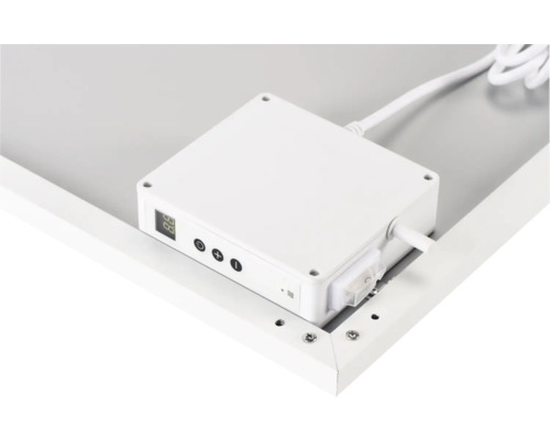 Nahaufnahme einer Heizplatte mit Temperaturregler und digitaler Anzeige