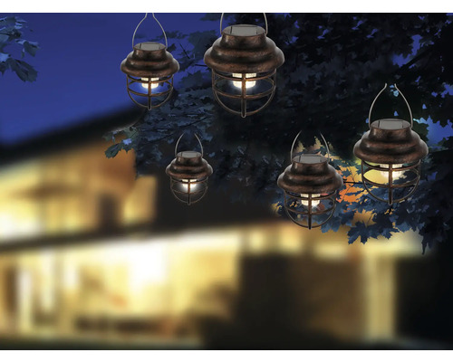 Mehrere Solarleuchten mit dekorativem Metallrahmen hängen im Außenbereich.