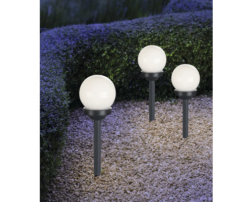 Drei Kugelleuchten aus Kunststoff im Garten