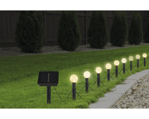 Reihe von Solarleuchten mit Kugelform im Garten