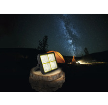 LED-Arbeitsleuchte im Einsatz beim Camping unter Sternenhimmel