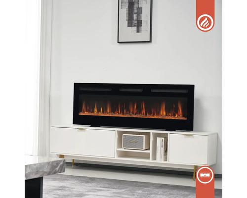 Dekoratives Wohnzimmer mit elektrischem Kamin auf einem weißen Lowboard