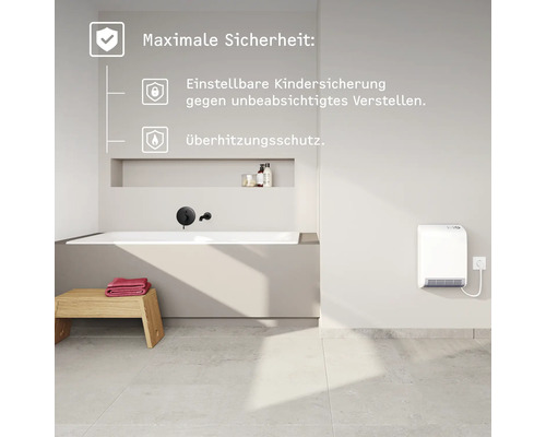 Badezimmer mit Badewanne und an der Wand montiertem Heizlüfter mit Überhitzungsschutz und einstellbarer Kindersicherung