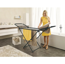 Wäscheständer mit Wäsche im Badezimmer