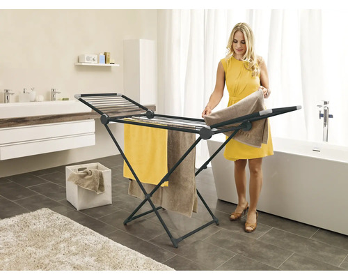 Wäscheständer mit Wäsche im Badezimmer