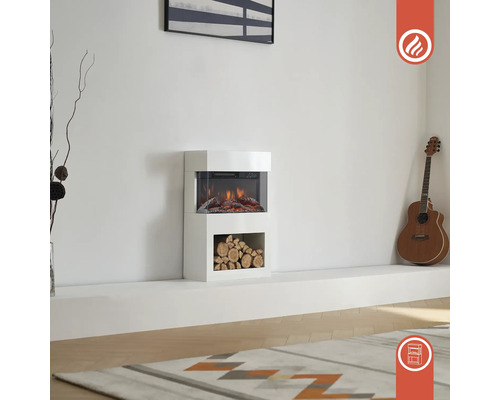 Elektrischer Kamin mit Holzscheiten und Flammen-Effekt in einem Wohnzimmer