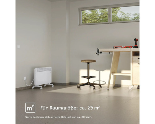 Heller Raum mit Heizkörper, Werkbank und Hocker