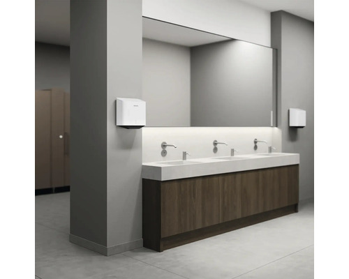 Öffentliche Toilette mit Waschbecken, Spiegel und Händetrockner